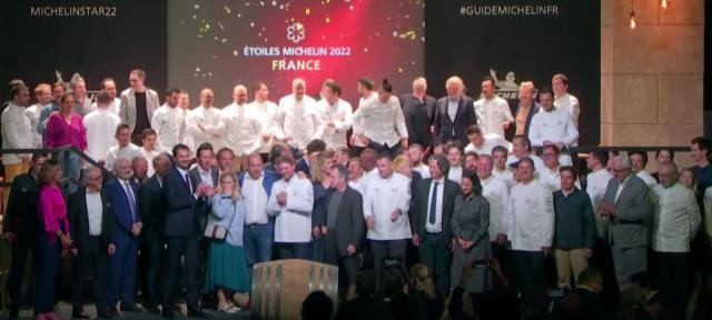 Tous les nouveaux étoilés sur scène, à Cognac, om se déroulait la cérémonie.