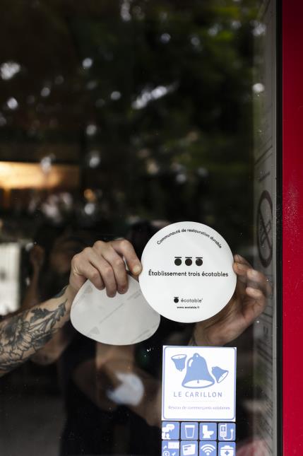 Créé en 2019, l'entreprise Écotable délivre un label aux restaurants éco-responsables.