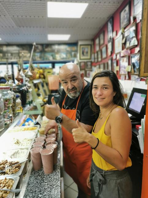 Chloé Vasselin avec Issam, le patron du boui-boui Chawachine, une adresse tunisienne sans chichis à Pantin (93500)