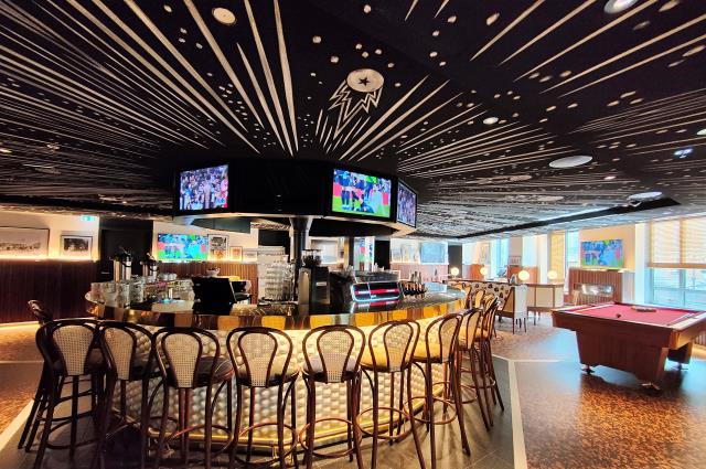 Le Sports Bar, au premier étage. Tous les plafonds ont été peints par l'artiste Beniloys.