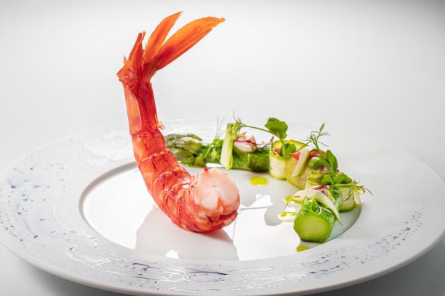 La Gambas Carabineros, asperge verte de Provence, petits pois, Garum de gambas à la rose de mai et coquillages.