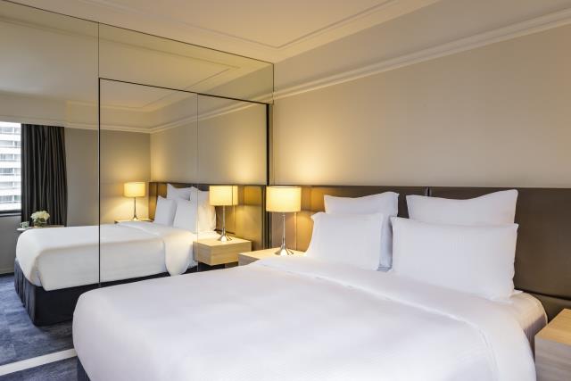 Chambre deluxe du Pullman Montparnasse. Les murs miroirs permettent d'agrandir l'espace et de refléter la vue sur Paris