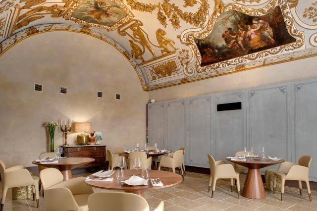 Le restaurant Jardin des Sens et son 'Salon de Gypserie', finement rénové après un chantier de longue haleine