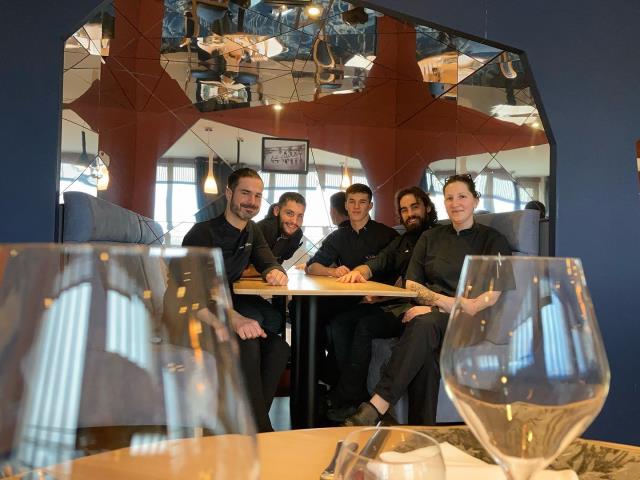 Une partie de l'équipe des 3 Lieux, à la fin d'une formation en pâtisserie