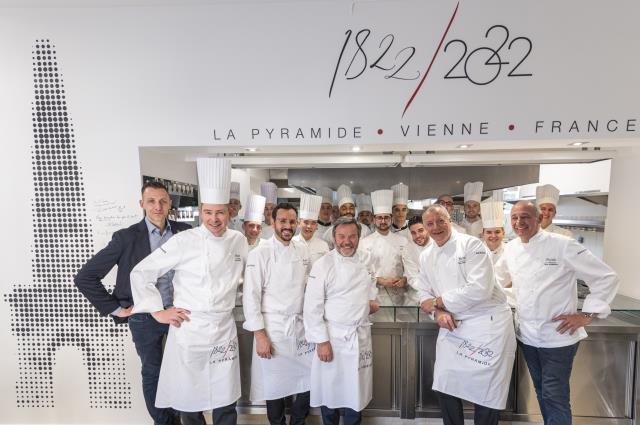 Un premier repas réunissant quatre grandes maisons avec, au premier rang, de gauche à droite, les chefs Gilles Reinhardt (Bocuse), César et Michel Troisgros, Patrick Henriroux (La Pyramide) et Marc Haeberlin