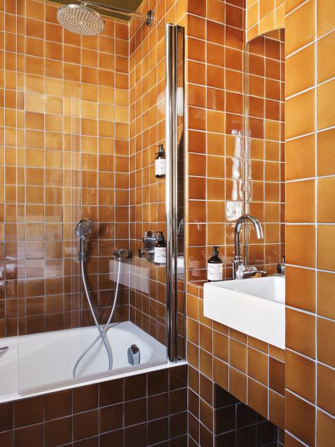 Les salles de bains sont tapissées de céramique en terre cuite.