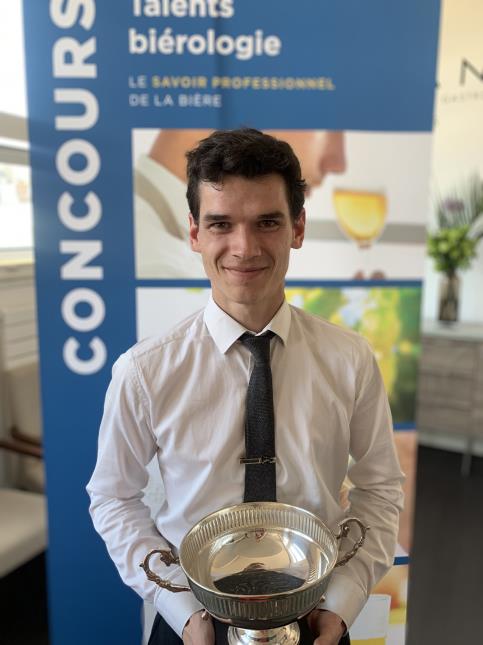 Maxence Coulomb, de l'école hôtelière Bonneveine de Marseille, a remporté le premier prix du concours Talents biérologie 2022, avec 'L'Incroyablement sobre,' son cocktail à base de bière sans alcool.