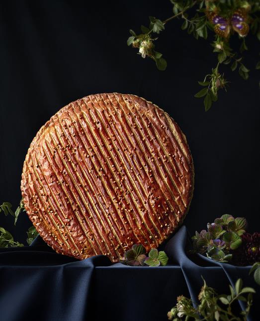 Pâte feuilletée, crème d'amande et praliné croustillant, le tout façonné au blé noir. Enora, la galette de Pierre Hermé, est un véritable plaisir gourmand.