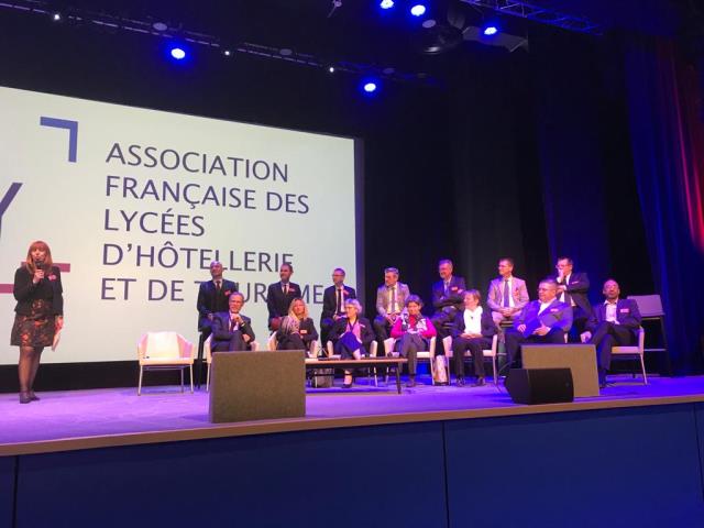 Le bureau de l'Aflyht au grand complet, sur la scène du palais des congrès d'Antibes Juan-les-Pins.