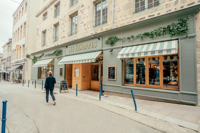 Gogaille crée des échoppes (à la fois restaurant, bar, boulangerie, traiteur et espace événementiel) et des loges (chambres).