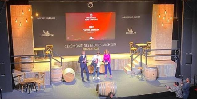 Victor Mercier reçoit le prix du jeune chef ainsi que sa première étoile Michelin