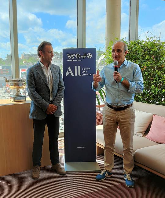 Patrick Mendès, directeur général commercial du groupe Accor, en charge des activités ventes, marketing, distribution, digital et fidélisation (à gauche), et Stéphane Bensimon, PDG de Wojo, lors de la présentation de l'espace Wojo sur Roland Garros.
