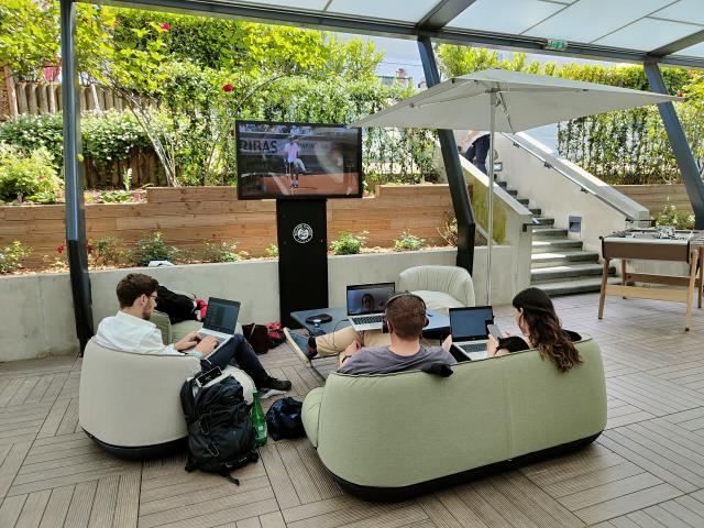 Les matchs de Roland Garros sont retransmis sur des écrans disposés dans l'espace éphémère Wojo