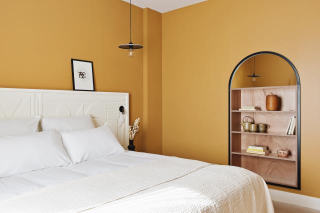 Couleurs chaudes dans les chambres de l'hôtel Orphée, à Paris (Ve).