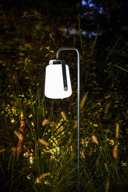 Un luminaire qui se recharge (ici Balad, par Fermob) : idéal en l'absence de prises électriques en extérieur.