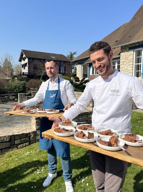 David Gallienne, chef du restaurant 1 étoile Michelin, Le Jardin des Plumes à Giverny (27) et Jonathan Chauve, chef pâtissier et chocolatier de Weiss.