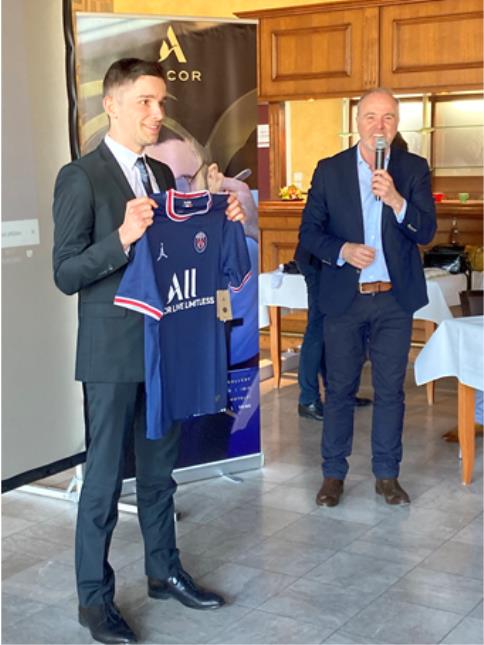 Remise du maillot du PSG par Jean-Luc Rabault, organisateur de cette belle rencontre !