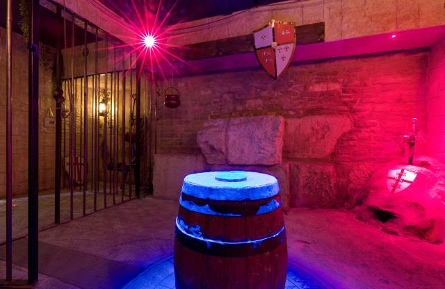 Pascal Derville a mis en avant un pan du mur des anciennes fortifications de la ville pour créer un escape game autour d'univers médiéval.