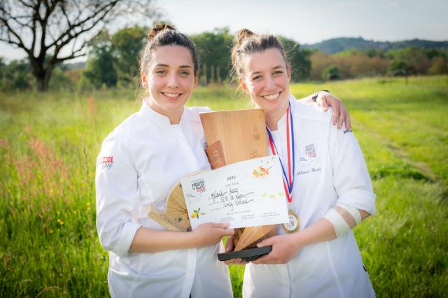 Sandy Violand, formatrice, et Mélanie Hours, SEPR Lyon (69), sont heureuses d'avoir remporté la première place du concours Fruit de talents Andros Chef 2022.