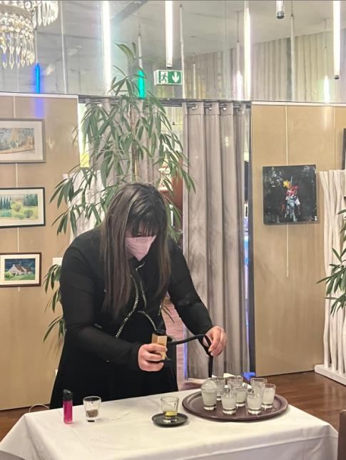 Anita Minardi préparant le digestif pour le dîner de gala