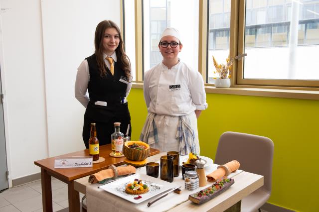 Shaïma Nassri (salle) Leeloo Drahon (cuisine), lauréates du concours Saveurs durables 2022.