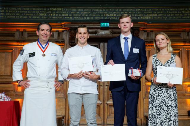 Les lauréats du prix cuisine, accompagné de leur parrain, Fabrice Prochasson.