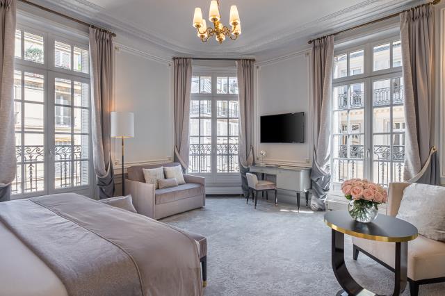 Chambre « Premium » à l'Elysia, où les tonalités de gris apportent douceur et luminosité.