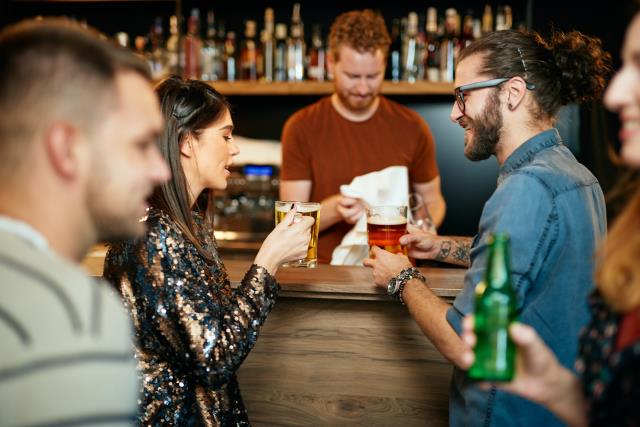 Consommer debout sera à nouveau interdit dans les bars et restaurants.