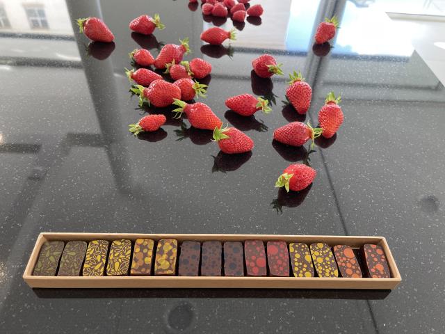 Les ganaches cadrées ont été retravaillées et façonnées ici en bonbons au goût intense de fruit.