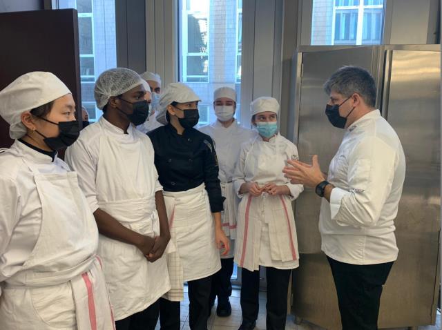 Les élèves à lécoute du chef Manuel Parada