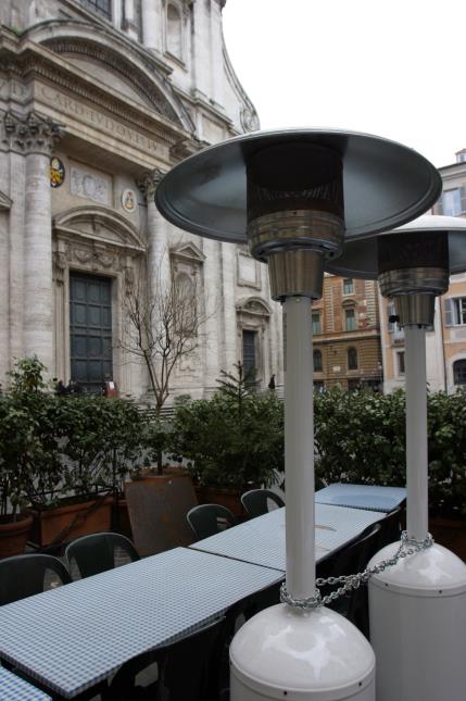 Les chauffages d'extérieur sont devenus la norme des terrasses romaines : plus aucun établissement qui n'ait ce type de parasol chauffant permettant aux fumeurs de dîner dehors.