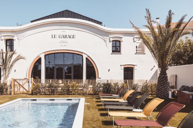 La façade de l'hôtel Le Garage, en forme d'arche - une forme reprise pour des éléments de la décoration intérieure