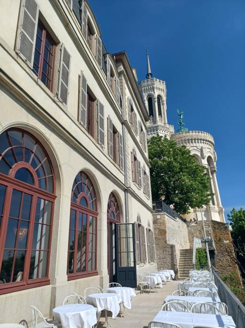 La terrasse offre une vue panoramique sur la ville, mais aussi sur une partie de la basilique de Fourvière.