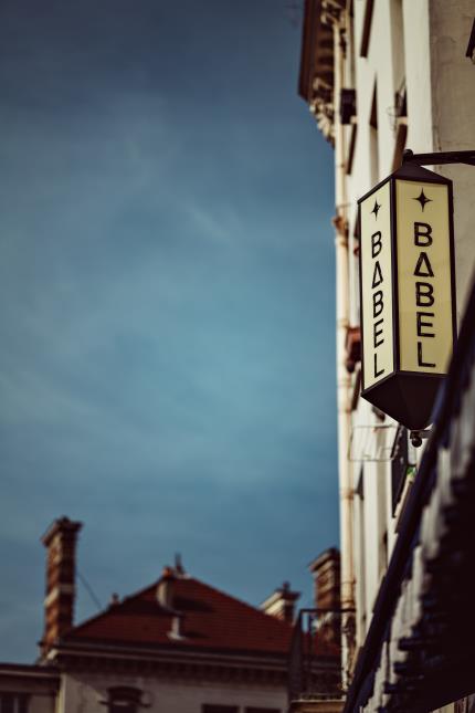 L'enseigne de l'hôtel Babel, situé dans le quartier de Belleville, à Paris.