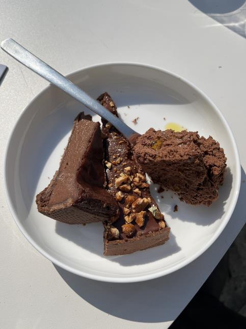 Trois desserts autour du chocolat de couverture Mbô 71 % de Weiss : une mousse au chocolat, un flan au chocolat et une tarte chocolat, caramel et cacahuètes.