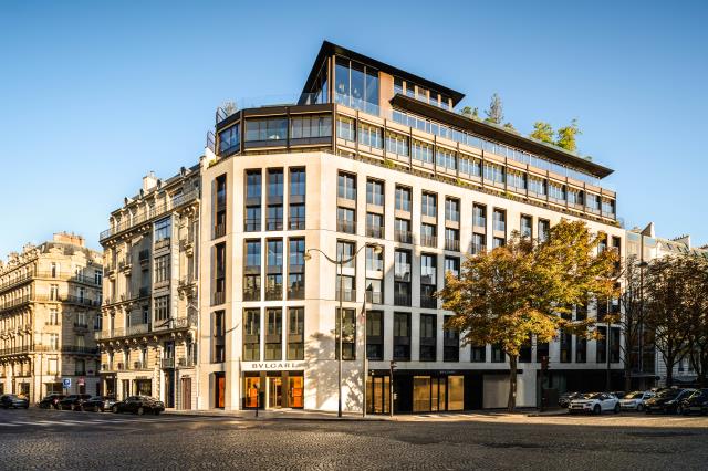 La façade moderne du Bulgari Paris tranche avec les immeubles haussmanniens voisins.