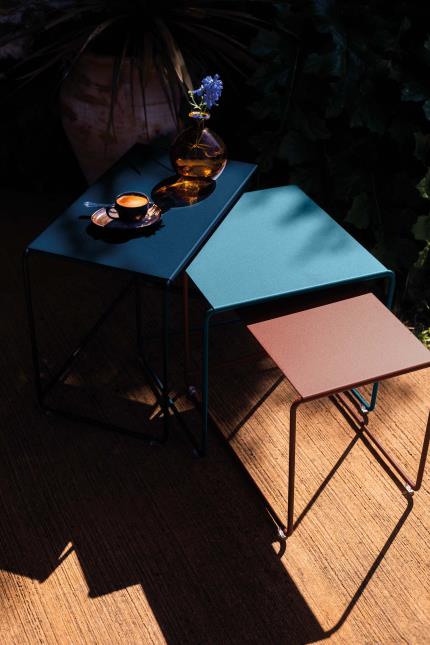 Trio de tables gigognes selon Fermob, où les couleurs sont de la partie.