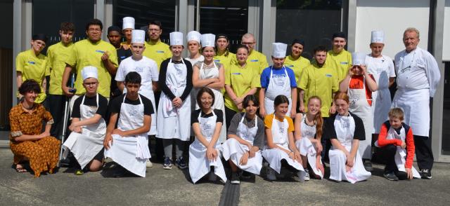 Vite avant l'arrivée des parents, une photo des « petits Bocuse » 2022 avec les jeunes en MC Cuisinier en dessert de cuisine mobilisés pour leur dernier atelier encadré ce jour par les professeurs Valérie Pissard (à gauche) et Jean-Pierre Buisson-Guichard
