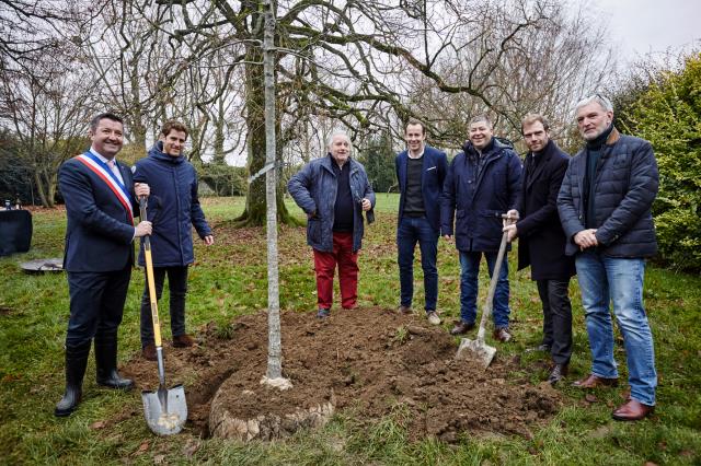 De gauche à droite : Karl Olive, Clément Delfosse, Michel Desjouis, Hugues Van Heesewijk, Olivier Janois, Nicolas Desjouis, Cyril Durand Behar