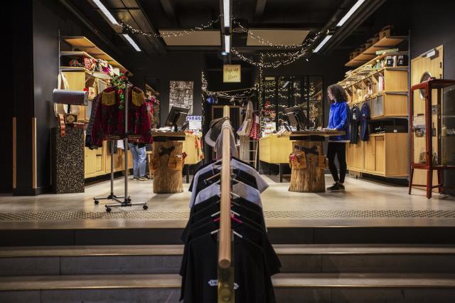 Bleu de travail pour la réceptionniste du MOB et ligne de « streetwear » à la boutique de l'hôtel, le tout « made in France ».