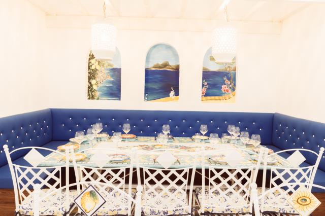 Le restaurant Delizia est spécialisé dans la cuisine amalfitaine: la décoration provient de cette côte italienne