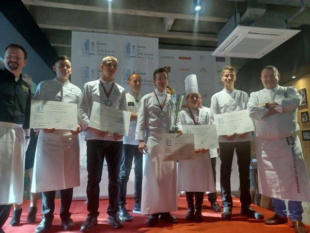 Alexandre Tritten (au centre), chef de partie garde-manger à l'Hôtel Evian Royal, est le lauréat du concours