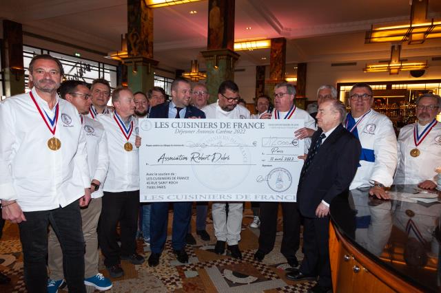 Remise du chèque de 12 000 € à l'Association Robert Debré, le 11 avril, en présence de Guillaume Gomez (en costume)..