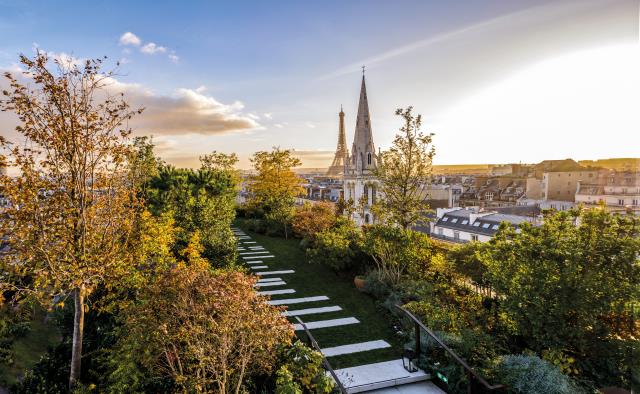 Le spectaculaire jardin du penthouse de 400 m2 du Bulgari Paris.