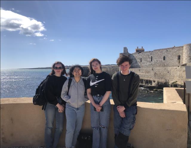 Les quatre lycéens du lycée Jean Drouant à proximité du Château Maniace
