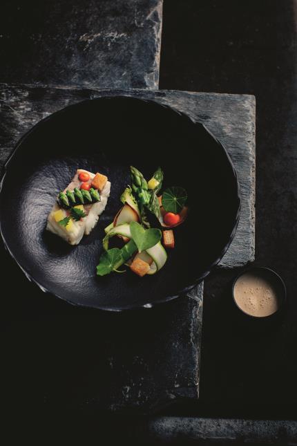 Loup de ligne confit au bois d'Inde, une recette de Marcel Ravin