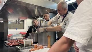 Le chef Philippe Girardon a aidé les apprentis à préparer l'un des plats de la Via Gusta