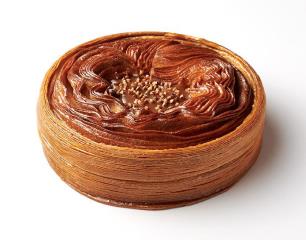 La galette de Maxence Barbot, chef pâtissier au Shangri-La Paris, est composée d'une frangipane...