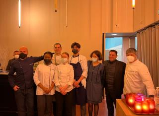 De gauche à droite : Le chef Jose Manuel Mallon, M Lhermet (professeur de cuisine au lycée hôtelier G. Tirel) et des étudiants de BTS, Mme Mar Gonzales de La Torre (professeure d'espagnol au lycée hôtelier G. Tirel), M Ghin (proviseur du lycée hôtelier G 