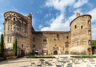 Le château propose 7 chambres dont deux suites.
